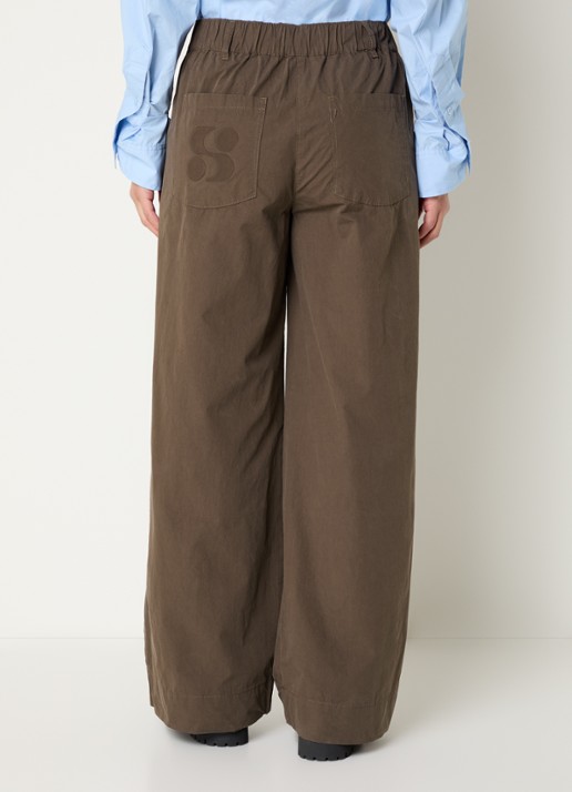 Sofie Schnoor Reinesw mid waist loose fit pantalon met 3D logoprint - achterkant donkerbruin