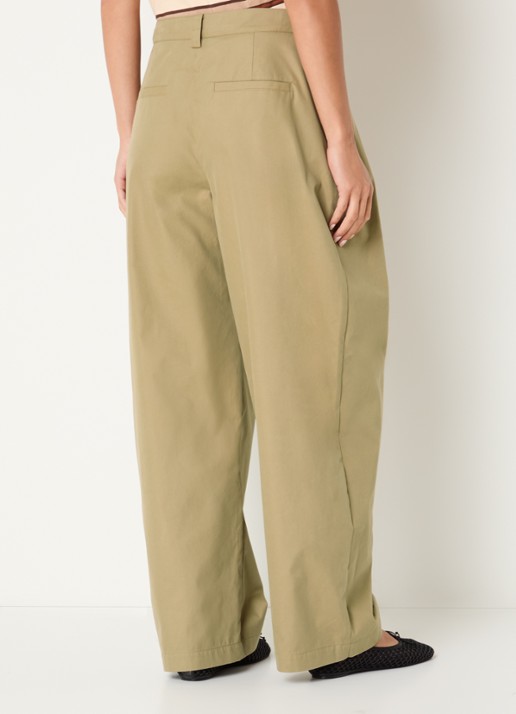 Sofie Schnoor Tamarasw mid waist balloon fit chino met plooidetail en steekzakken  - achterkant 4 khaki