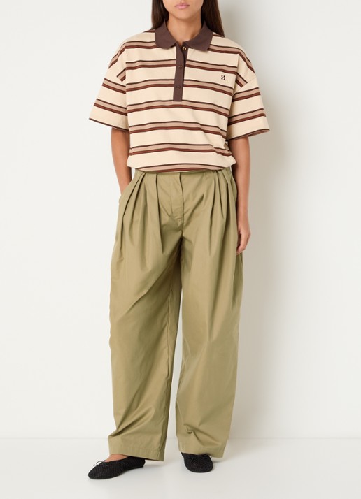 Sofie Schnoor Tamarasw mid waist balloon fit chino met plooidetail en steekzakken  - voorkant 2 khaki