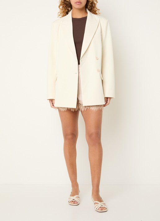 Sofie Schnoor Vada mid waist loose fit korte broek van satijn met details van kant - voorkant 4 beige