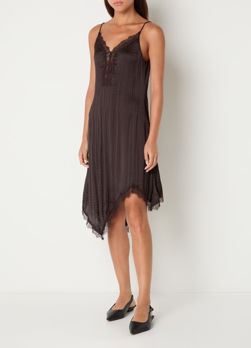 Sofie Schnoor Winonasw midi jurk met asymmetrische zoom en details van kant - detail donkerbruin