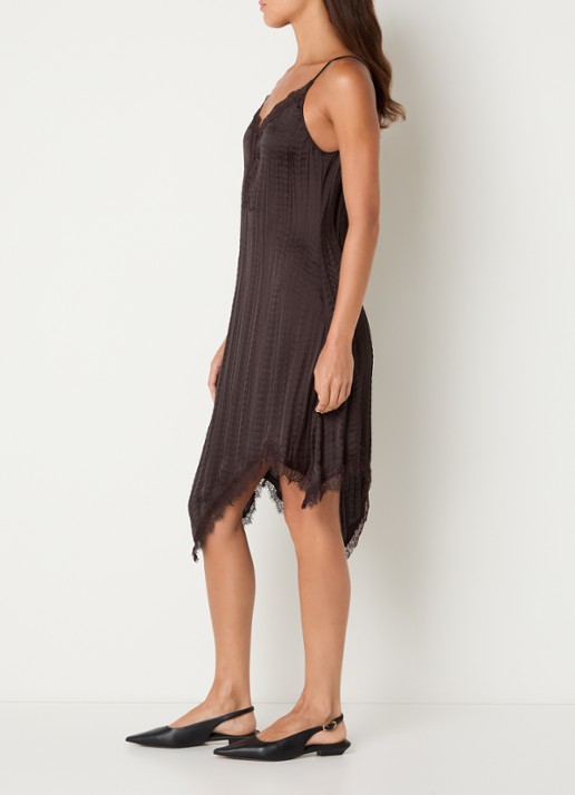Sofie Schnoor Winonasw midi jurk met asymmetrische zoom en details van kant - voorkant 4 donkerbruin