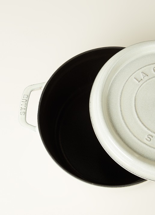 Staub Cocotte Ronde braadpan 24 cm - detail lichtgrijs