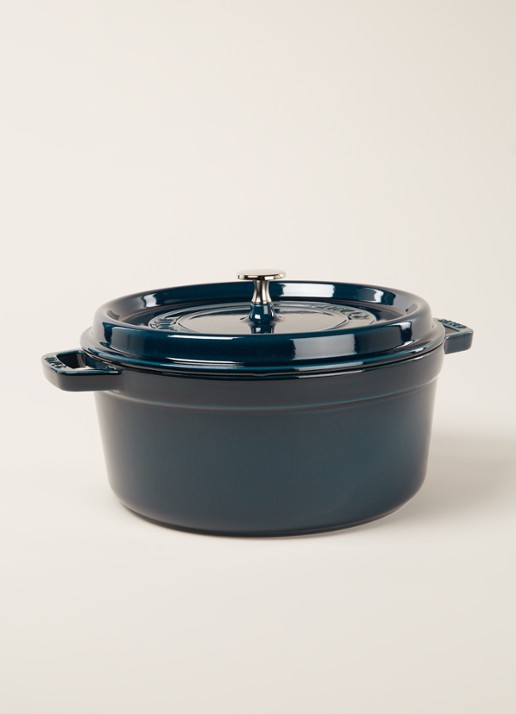 Staub Ronde cocotte 26 cm  - voorkant 2 flessengroen
