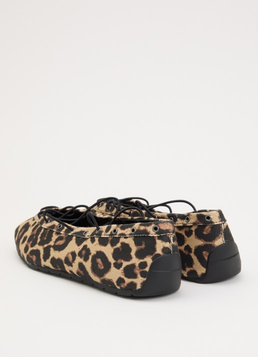 Steve Madden Pointe ballerina met panterprint - achterkant 2 camel