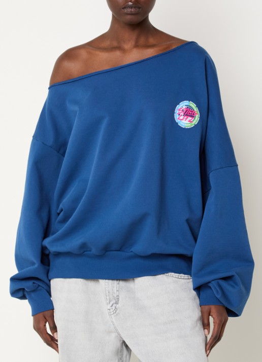 Stieglitz Maik off shoulder oversized sweater met logo- en backprint - achterkant 3 blauw