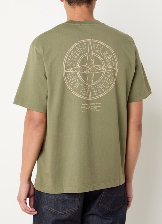 Stone Island 12002 T-shirt met logo- en backprint - achterkant olijfgroen