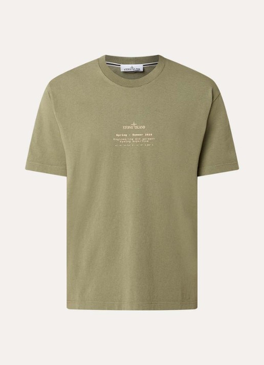 Stone Island 12002 T-shirt met logo- en backprint - voorkant 2 olijfgroen