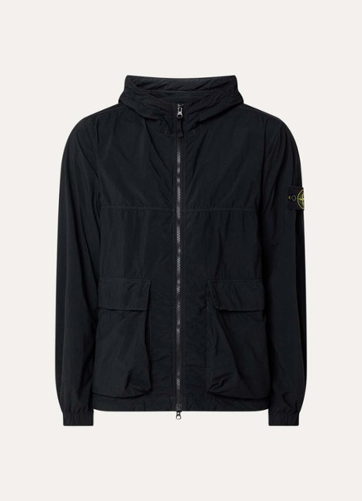 Stone Island 12572 regenjack met capuchon en klepzakken - voorkant zwart