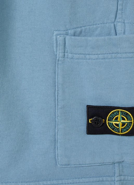 Stone Island 200006 straight fit korte joggingbroek met opgestikte zak - detail staalblauw