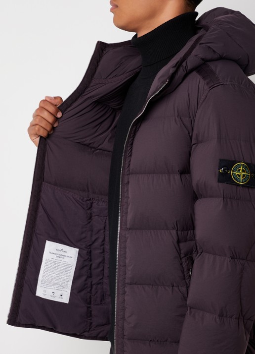 Stone Island 43728 puffer jack met logo met donsvullling - detail 4 aubergine