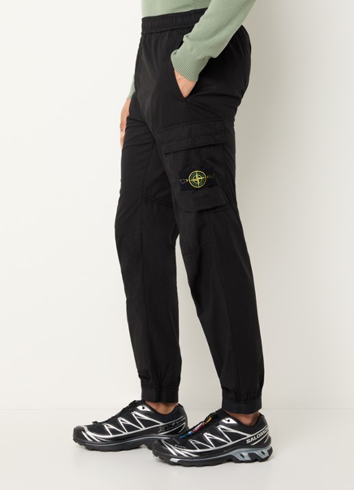 Stone Island 93582 tapered fit cargobroek met steekzakken en logo - detail 5 zwart