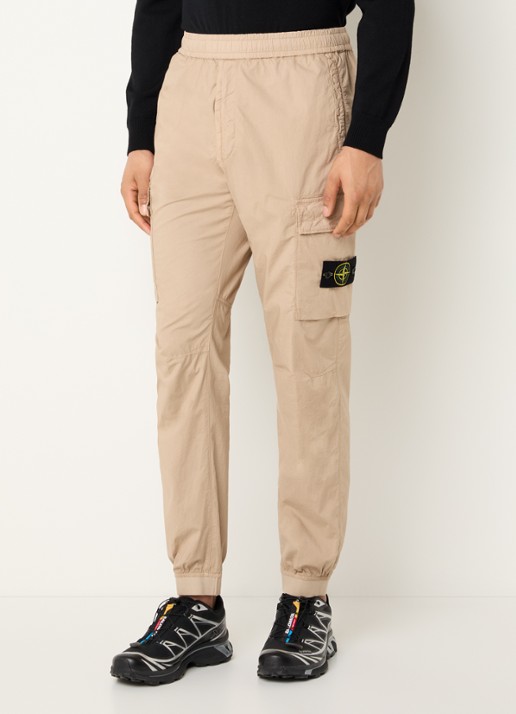 Stone Island 93582 tapered fit cargobroek met steekzakken en logo