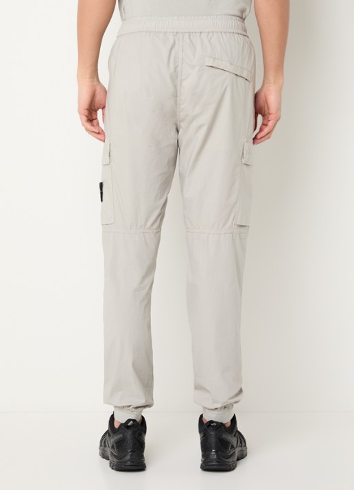 Stone Island 93582 tapered fit cargobroek met steekzakken en logo - achterkant 4 grijs