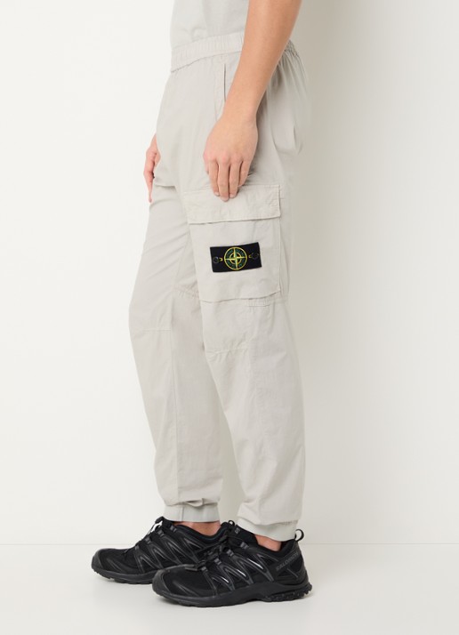Stone Island 93582 tapered fit cargobroek met steekzakken en logo - detail 2 grijs
