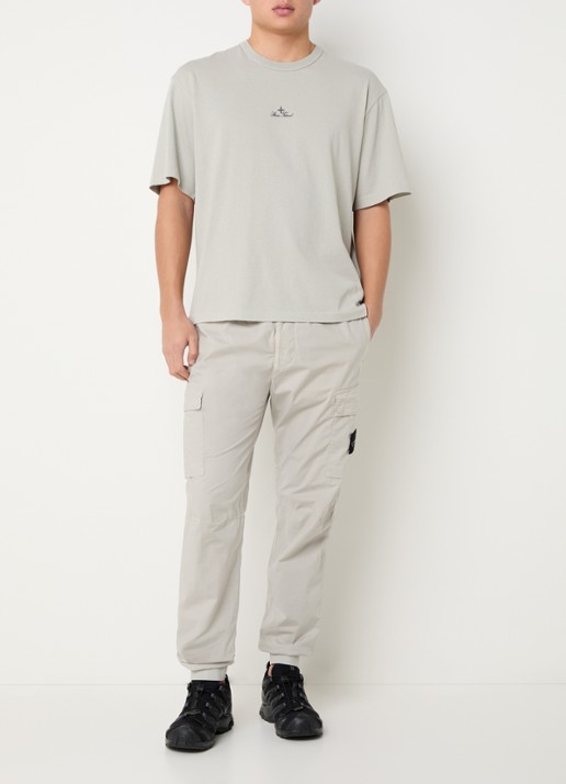 Stone Island 93582 tapered fit cargobroek met steekzakken en logo - voorkant 6 grijs