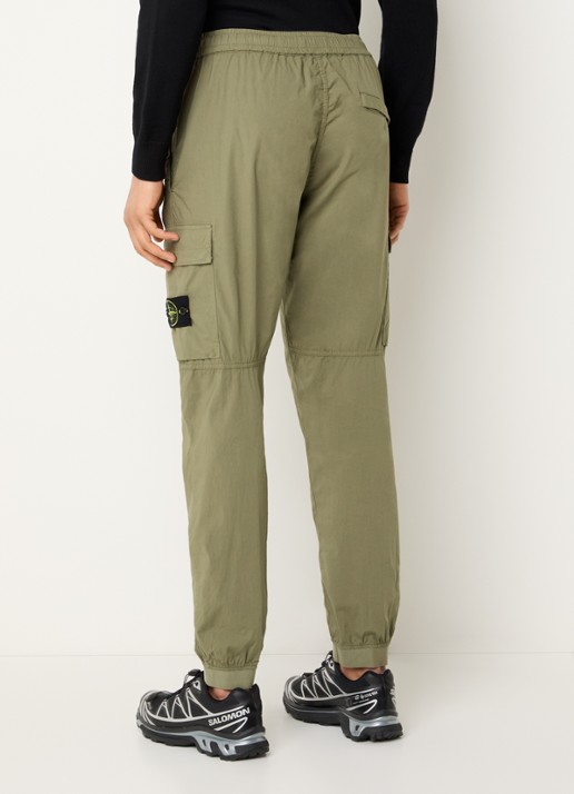 Stone Island 93582 tapered fit cargobroek met steekzakken en logo - achterkant mosgroen