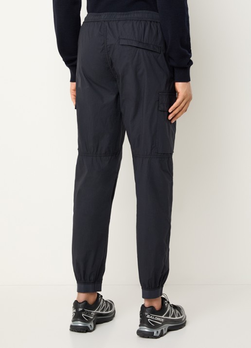 Stone Island 93582 tapered fit cargobroek met steekzakken en logo - achterkant 4 donkerblauw