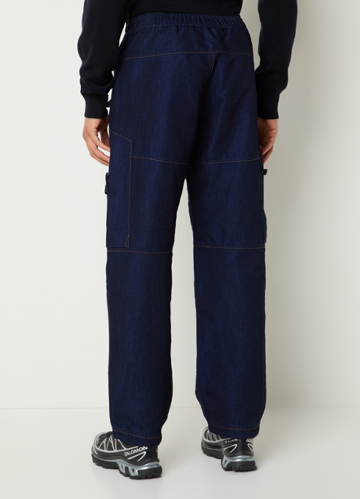 Stone Island K2S15 straight fit cargobroek van denim met klepzakken en logo - achterkant 4 indigo