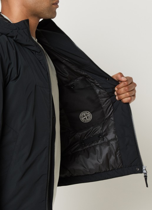 Stone Island S0026 gewatteerd jack met capuchon en steekszakken - detail 6 zwart
