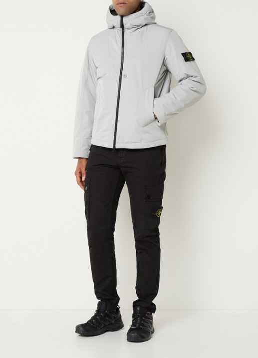 Stone Island S0026 gewatteerd jack met capuchon en steekszakken - voorkant 3 lichtgrijs
