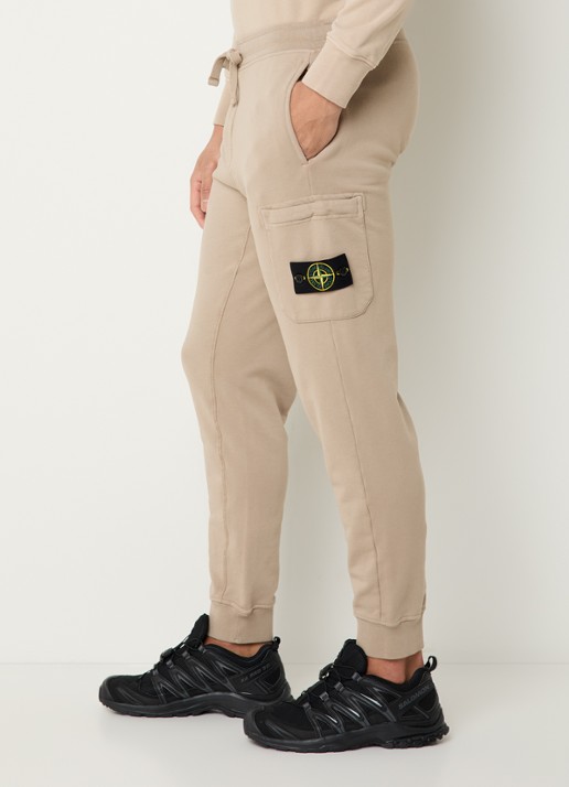 Stone Island S0051 tapered fit joggingsbroek met opgestikte zakken - detail 5 vanillegeel