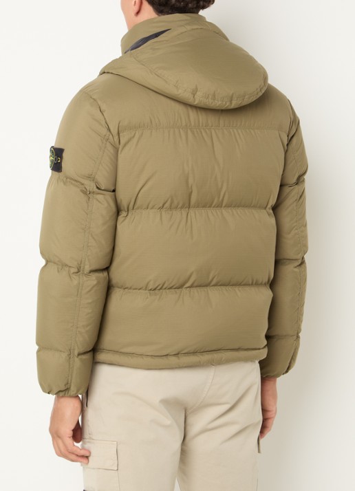 Stone Island S0483 puffer jacket met donsvulling en afneembare capuchon - achterkant legergroen