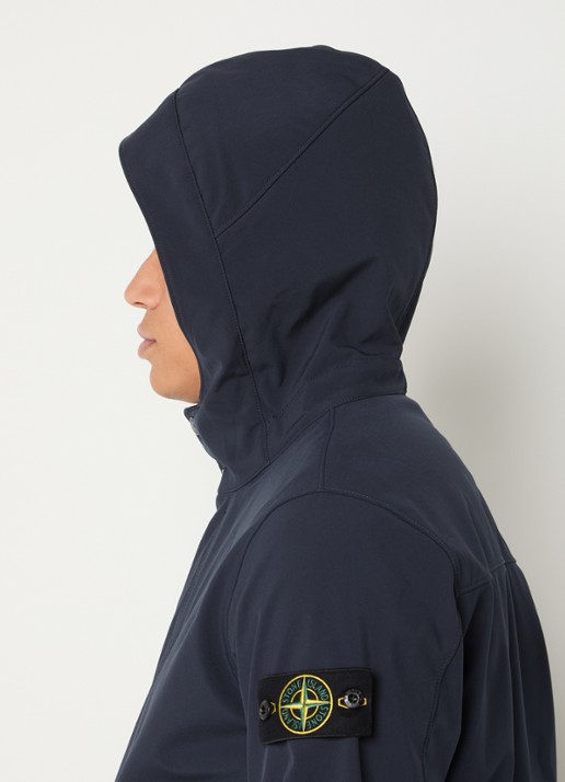 Stone Island S0A22 softshell jack met capuchon en ritszakken - detail 2 donkerblauw