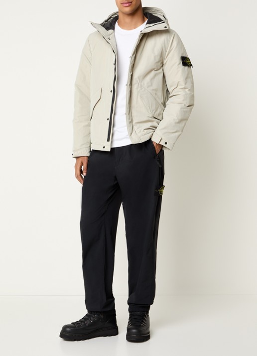 Stone Island S0A26 gewatteerde parka met capuchon en steekzakken - voorkant 2 zand