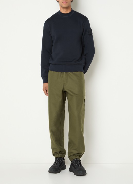 Stone Island S0F24 tapered fit cargobroek in scheerwolblend met klepzakken - voorkant 2 bronsgroen
