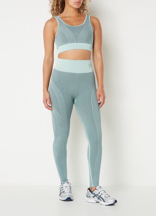 STRONGER Arc Seamless sport bh met medium support - voorkant 5 lichtblauw