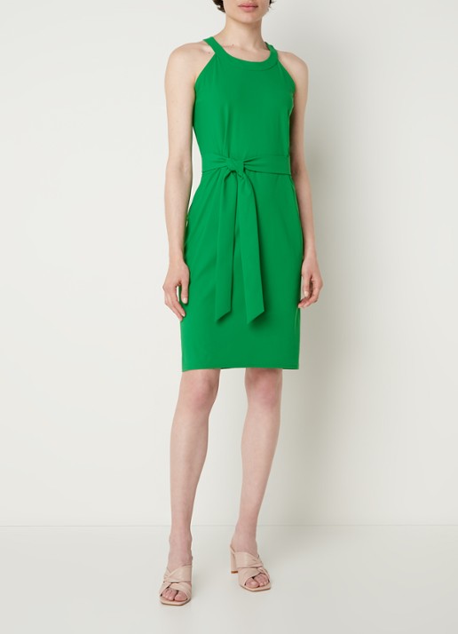 Studio Anneloes Carry mini jurk van travelstof met strikceintuur - voorkant 3 groen
