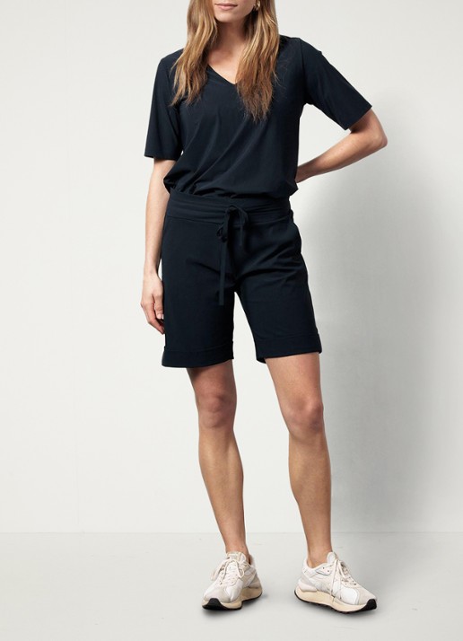 Studio Anneloes City mid waist wide fit korte broek van travelstof - voorkant 2 donkerblauw