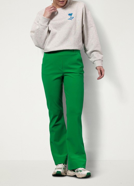 Studio Anneloes Flair mid waist flared broek van travelstof - voorkant 3 groen
