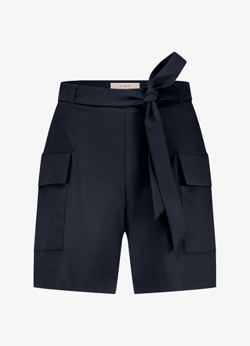 Studio Anneloes Jolie mid waist wide fit korte cargobroek van travelstof - voorkant donkerblauw