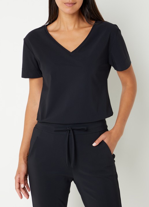 Studio Anneloes Roller T-shirt van travelstof met V-hals - detail 3 zwart