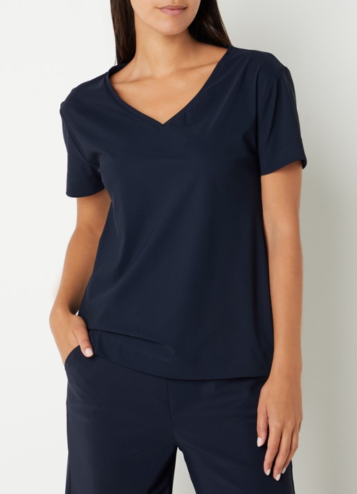 Studio Anneloes Roller T-shirt van travelstof met V-hals - detail 4 donkerblauw