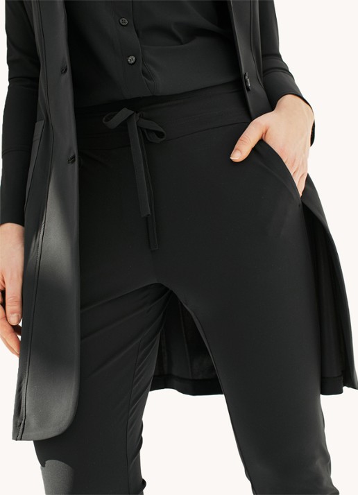 Studio Anneloes Startup mid waist cropped tapered fit pantalon van travelstof - detail 7 zwart