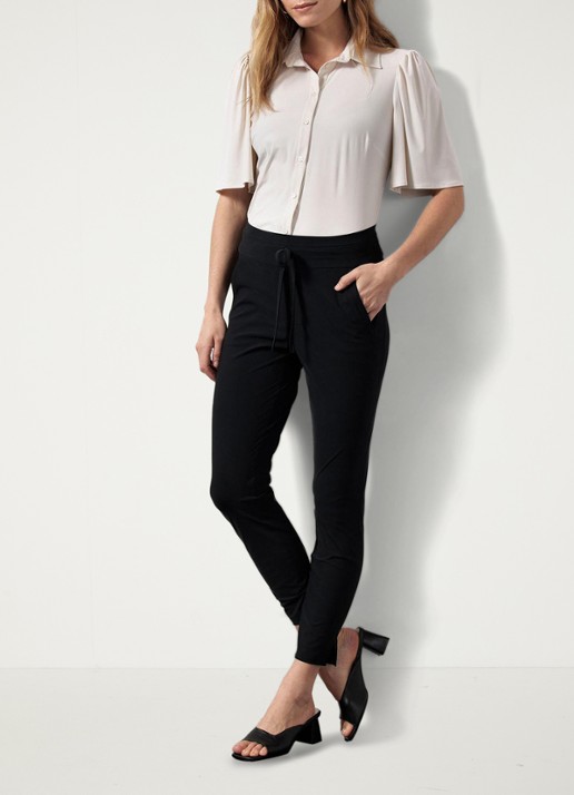 Studio Anneloes Startup mid waist cropped tapered fit pantalon van travelstof - voorkant 2 zwart