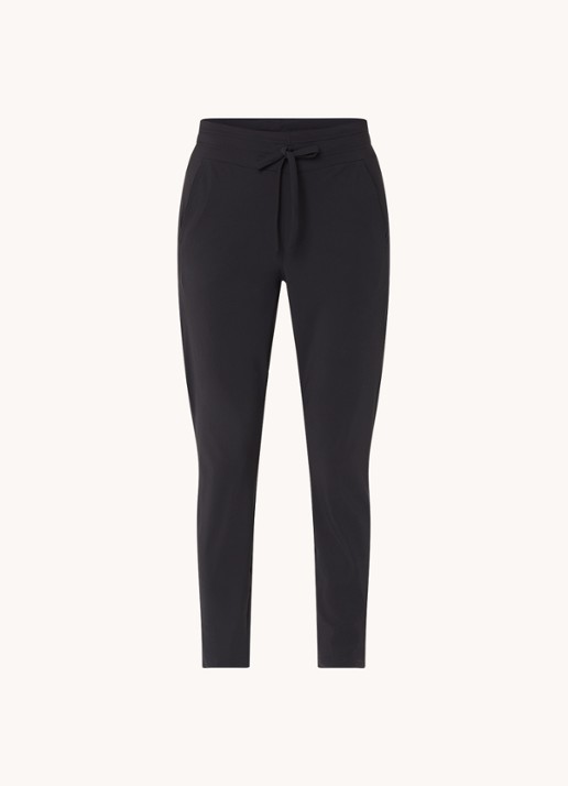 Studio Anneloes Startup mid waist cropped tapered fit pantalon van travelstof - voorkant 3 zwart