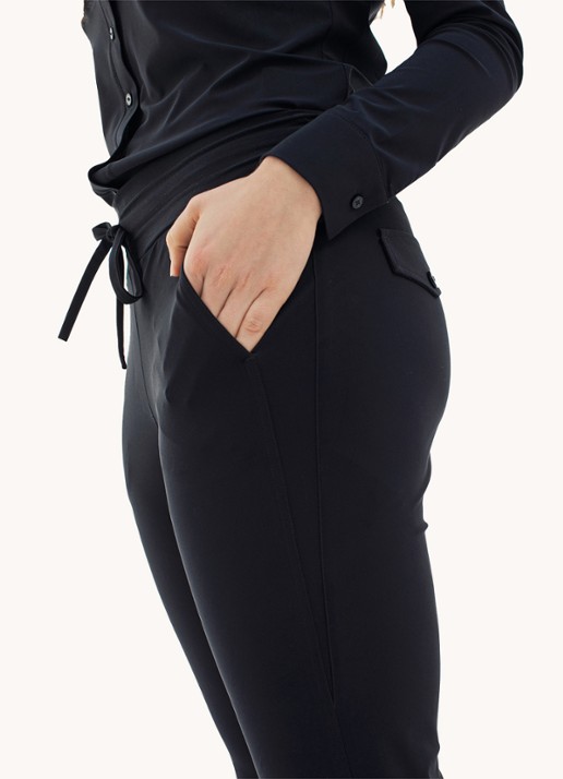 Studio Anneloes Startup mid waist cropped tapered fit pantalon van travelstof - detail 7 donkerblauw