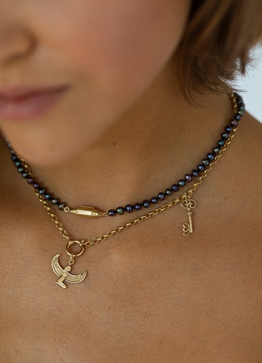 Studio Kroewe Goddess hanger van 14 karaat geelgoud - detail 2 geelgoud