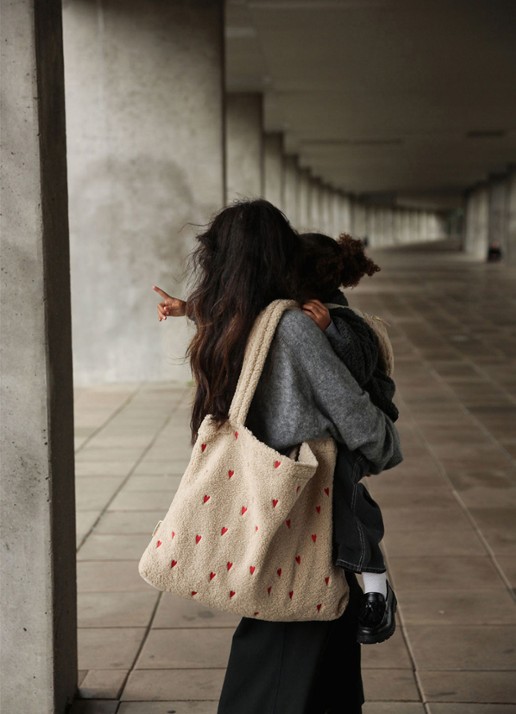 Studio Noos Hearts Mom-Bag van teddy met borduring - voorkant 5 donkerbeige