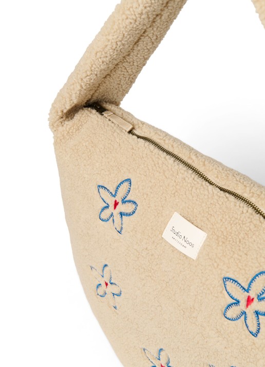 Studio Noos Luiertas van teddy met bloemborduring - voorkant 2 beige