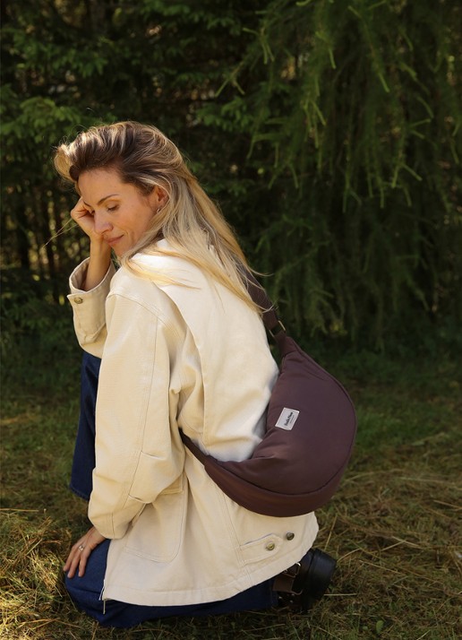 Studio Noos Puffy crossbodytas met verstelbare schouderriem - voorkant 2 donkerbruin