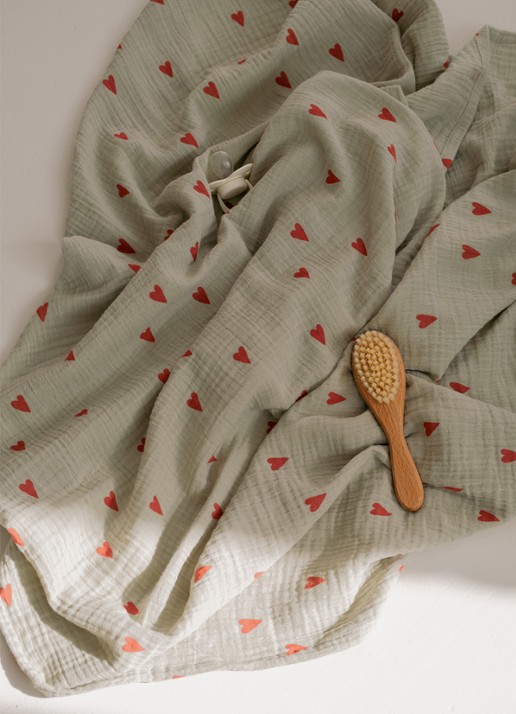 Studio Noos Sage green with red Hearts  - voorkant 4 mosgroen