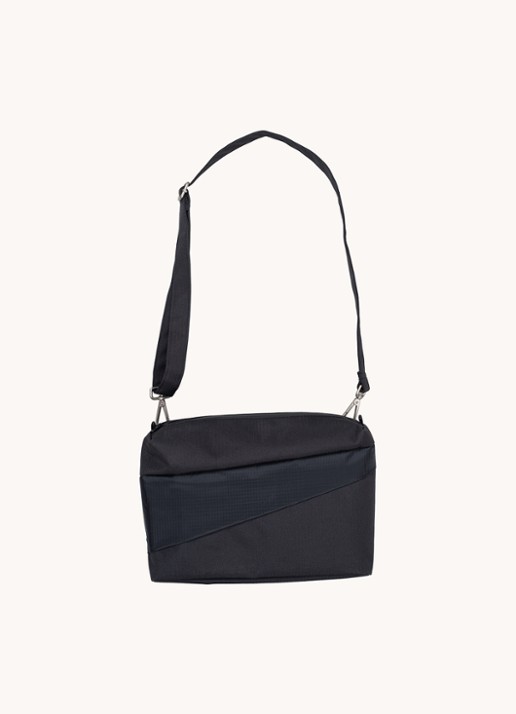 SUSAN BIJL The New Bum Bag Medium crossbodytas met waterafstotende coating - voorkant zwart