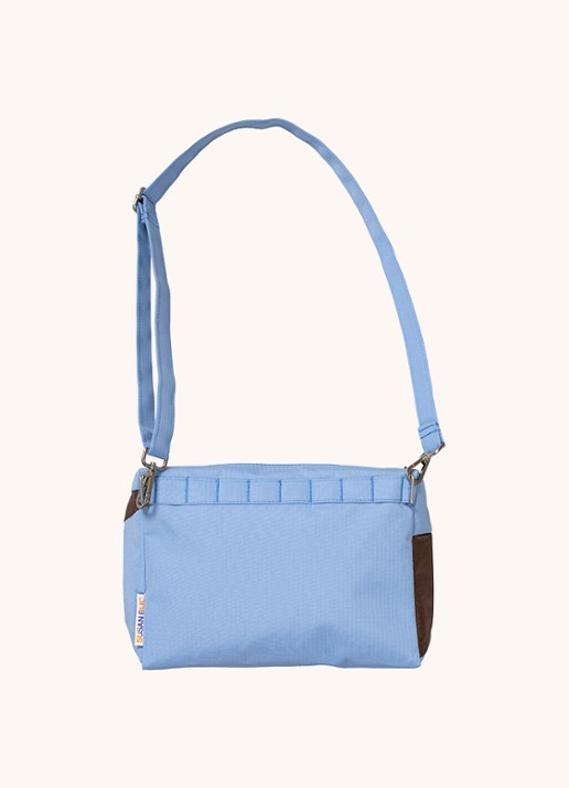 SUSAN BIJL The New Bum Bag Medium crossbodytas met waterafstotende coating - achterkant lichtblauw