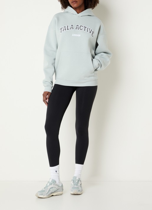 TALA Appli hoodie met logo - voorkant 3 lichtgrijs