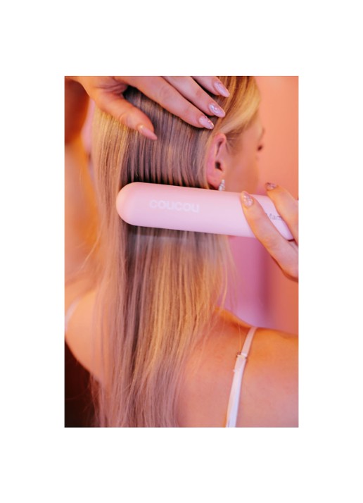 The Coucou Club Coucou Cordless Hair Straightening Brush - snoerloze elektrische haarborstel - detail 4 lichtroze